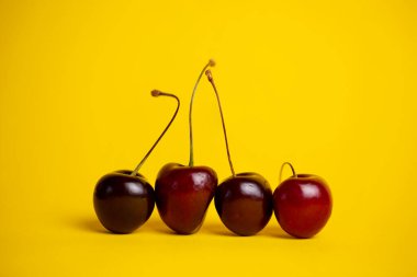 Sarı arka planda olgun kirazlar..