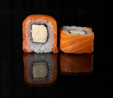 Siyah arkaplanda yansıması olan rulo.