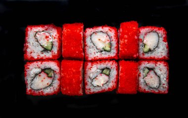 Menü için fotoğraf. Kırmızı havyar manzaralı Japon dürümleri..