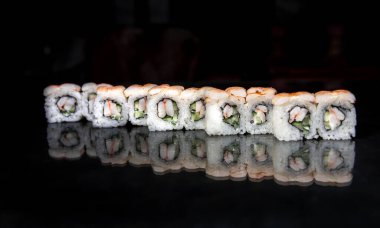 Siyah arkaplanda bir satırda yuvarlanıyor