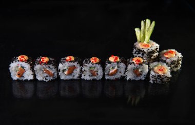 Siyah arkaplanda bir satırda yuvarlanıyor.