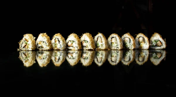 Driehoekige Japanse Sushi Een Rij Een Zwarte Achtergrond Met Reflectie — Stockfoto