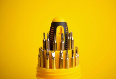 Sarı zemin üzerinde mikro çalışma için çok fonksiyonlu tornavida ayarlandı