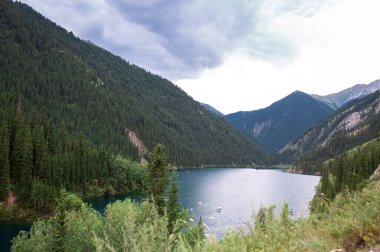 Yazın dağlık gölü olan milli park.