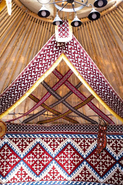 Yurtta ulusal Kazak desenleri var. Kazak halkının kültürü.