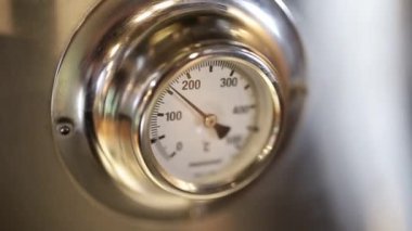 Biftekler için fırının üzerindeki termometre.