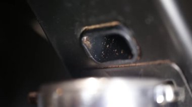 Kahve öğütücüsünden yakın plan kahve geliyor.