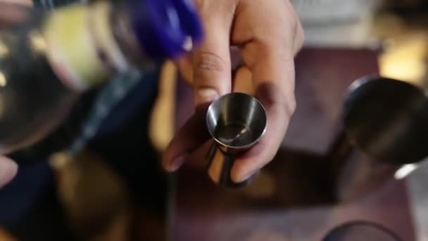 Les barmans versent du sirop bleu dans un verre avec de la glace — Video