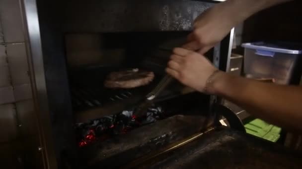 El cocinero abre el horno. voltea el bistec — Vídeos de Stock