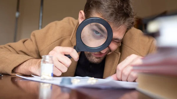 Un detective examinando pruebas con una lupa — Foto de Stock