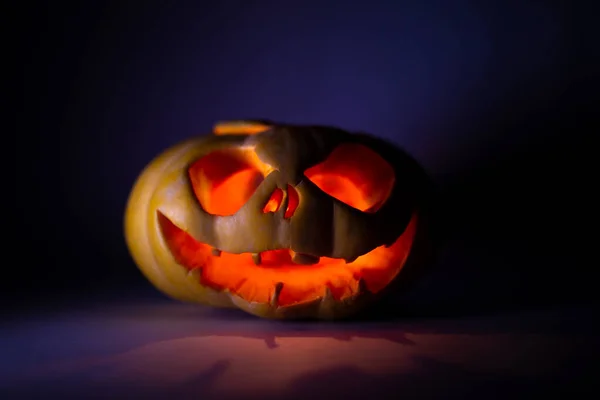 Świąteczna Świecąca Dynia Halloween Ciemnym Tle — Zdjęcie stockowe