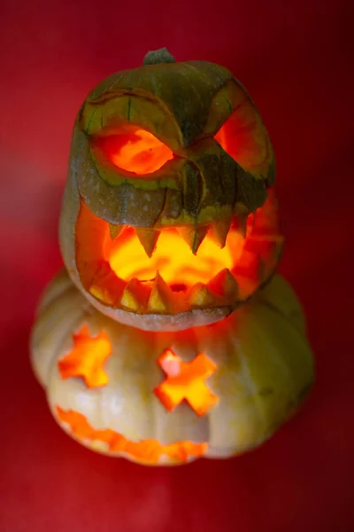 Calabazas Talladas Para Fiesta Halloween Brilla Sobre Fondo Rojo —  Fotos de Stock