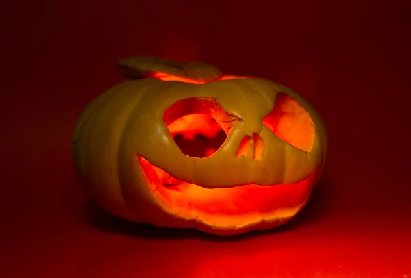 Uma Abóbora Brilha Para Feriado Halloween Fundo Vermelho — Fotografia de Stock