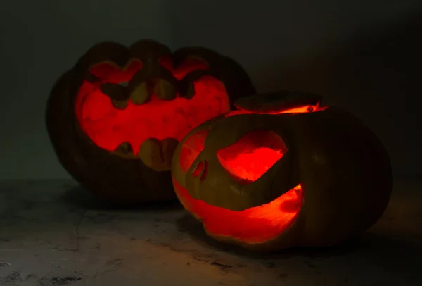 Snidade Pumpa Ansikten För Halloween Med Ljus — Stockfoto