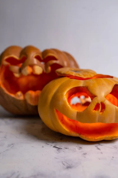 Snidade Pumpa Ansikten För Halloween Med Ljus — Stockfoto