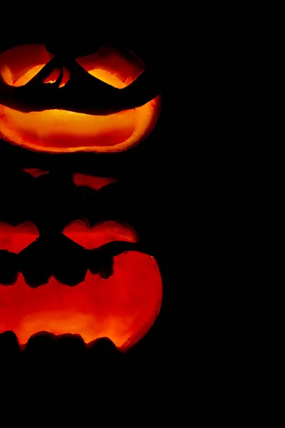 Vyřezávané Dýňové Tváře Halloween Dýně Záře Černém Pozadí — Stock fotografie