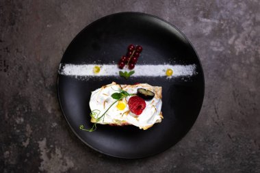 Ahududu dolgulu ve böğürtlenli kek.