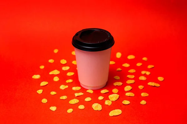 Fehér Csésze Kávé Kukoricapelyhekkel Piros Alapon — Stock Fotó
