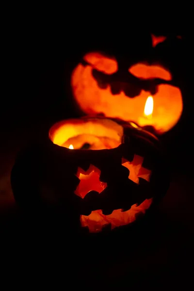 Dwie Rzeźbione Dynie Świecą Ciemności Halloween — Zdjęcie stockowe