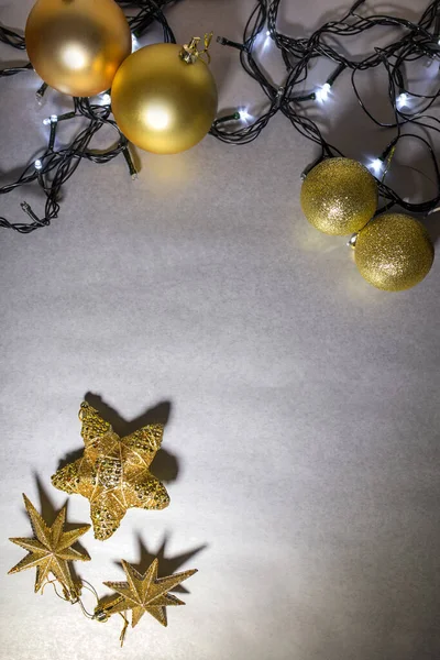 Złote Zabawki Świąteczne Girlandy Srebrnym Tle — Zdjęcie stockowe
