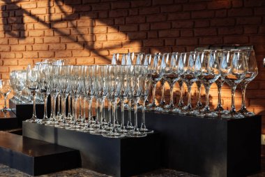 Altın ışığın altında sıralanmış zarif cam eşyalar. Lüks etkinlikler, bar markalaşması ya da minimalist misafirperverlik için mükemmel..