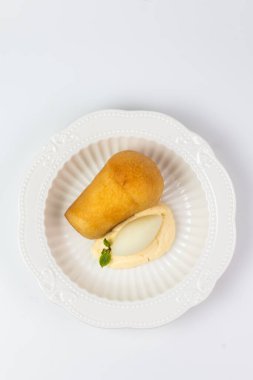 Napoli romlu, kremalı ve taze şerbetli tatlı. Restoranlar, menüler veya yemek reklamları için mükemmel..