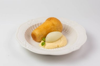 Napoli romlu, kremalı ve taze şerbetli tatlı. Restoranlar, menüler veya yemek reklamları için mükemmel..