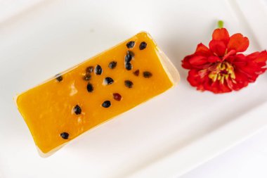 Tatlı, tutkulu meyve tohumları ve kırmızı çiçekle yakın plan. Egzotik cazibe ve lezzet yakalıyor - fırınlar ve yemek blogları için mükemmel..