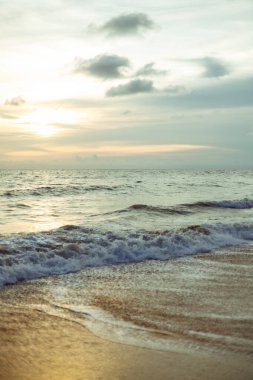 Deniz manzarası, su yüzeyinde küçük dalgalar, arka plan, seyahat ve doğa kavramları için idealdir..