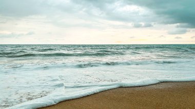 Tayland 'da bulutlu havada deniz dalgaları. Yüksek kalite fotoğraf