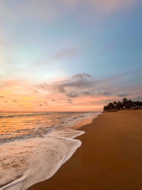 Gün batımında denizde dalgalar Tayland 'da bir adada.