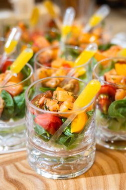 Domatesli taze salata şeftali ve sarı sos pipetli yeşiller.. 