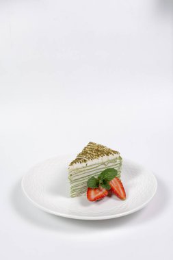 Az yağlı ıspanaklı kek ve beyaz tabakta peynir kreması.. 