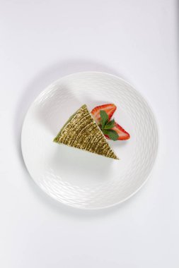 Beyaz tabakta peynirli kremalı ıspanaklı krep..