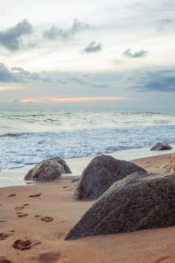 Deniz manzarası, su yüzeyinde küçük dalgalar, arka plan, seyahat ve doğa kavramları için idealdir..