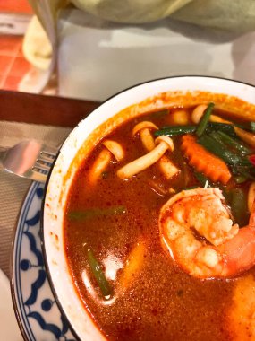 Tayland Tom Yam çorbası, deniz mahsulleri ve otlar bir kafede, üst manzara. Tayland 'da akşam yemeği.