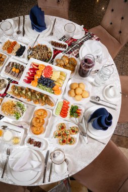 Et, salata ve tatlılarla dolu bir masa manzarası. Cömertlik ve konukseverlik ruhunu yakalıyor. Kataloglar ve lüks restoranlar için mükemmel..