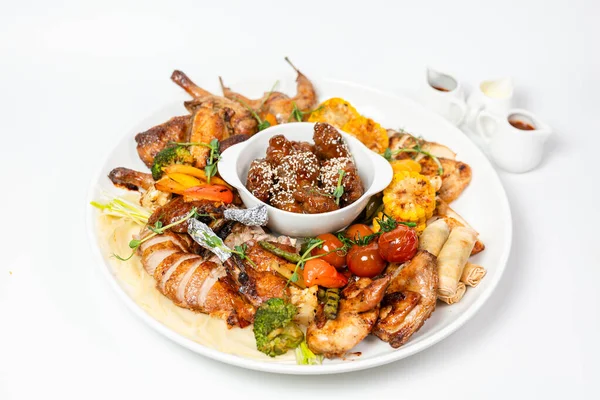 Kanatları, bagetleri, kenarları ve sosları olan tavuk seti. Restoran menüleri, aile yemekleri veya kaliteli gıda dağıtımı için mükemmel..