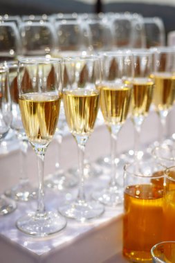 Zarif bardak altınla dolu. Lüks etkinlikler, düğün kadehleri ya da kaliteli içki markaları için mükemmel.. 