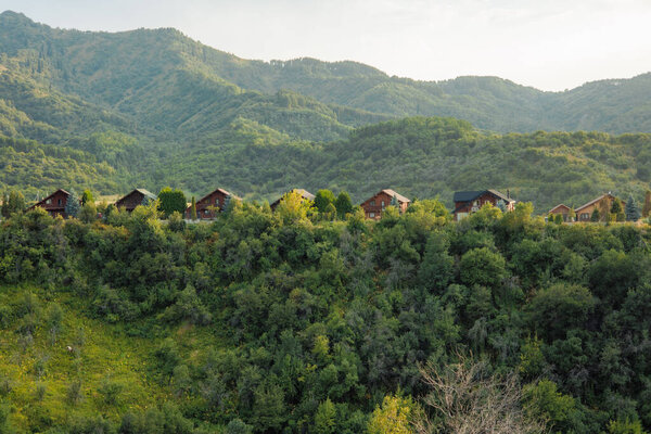 Миролюбивый релакс с ржавыми шалетами в окружении природы - идеально подходит для туристических брендов, эколож или серене гетауэй..