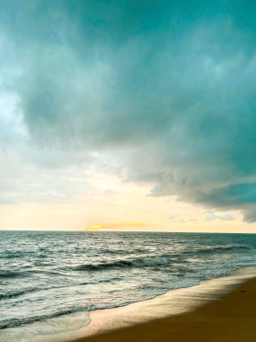 Fırtınalı gökyüzü alacakaranlıkta sakin denizle buluşur. Seyahat markaları, sağlık görselleri veya duygusal doğadan esinlenilmiş hikaye anlatımları için idealdir..