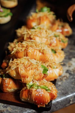 Yeşilliklerle ve çıtır çıtır malzemelerle doldurulmuş yumuşak hamur işleri. Lüks yemek ve gurme markaları için mükemmel..