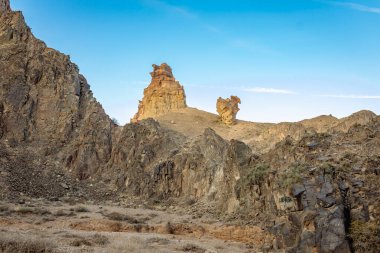 Kazakistan 'daki Charyn Kanyonu' ndaki Kaleler Vadisi Vahşi Doğa, Çöl Manzarası ve Mavi Gökyüzü.