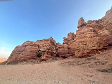 Charyn Kanyonu kaya oluşumlarının alçak açılı görüntüsü: katmanlı taş, mavi gökyüzünün altında Kazakistan 'ın vahşi doğası.
