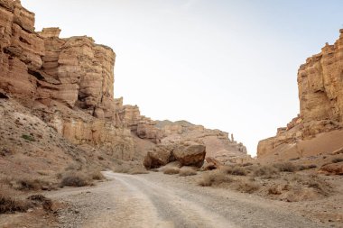 Tozlu yollu geniş kanyon manzarası kayalık duvarlar arasında vahşi doğa manzarası