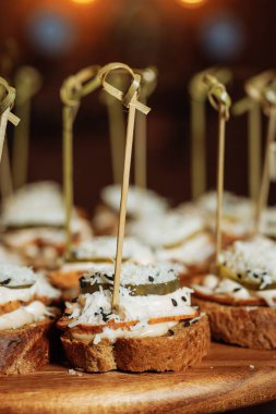 Kremalı, salatalıklı ve hindistancevizli kanepenin yakın çekimi enfes bir aperatiftir..