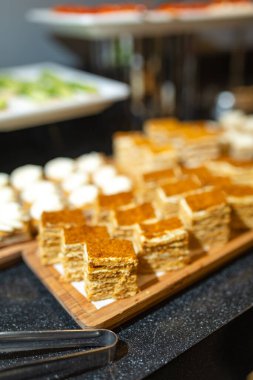 Tahtadaki mini keklerin yakın çekimi. Açık büfe için tatlı mezeler..