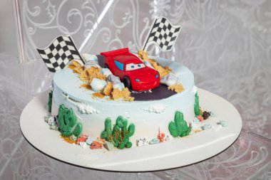 Kırmızı yarış arabalı çocuk pastası. Doğum günü için fırın temalı..