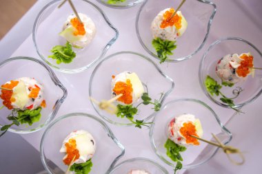 Lüks etkinlikler için kırmızı havyar ve elma dilimleri olan bir kanepe manzarası.