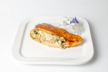 Doldurulmuş tavuk göğsünü peynirli ve beyaz tabakta ıspanaklı yakın plan çek..